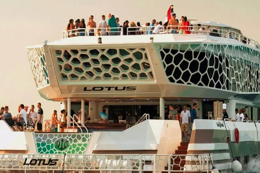 کشتی لوتوس دبی